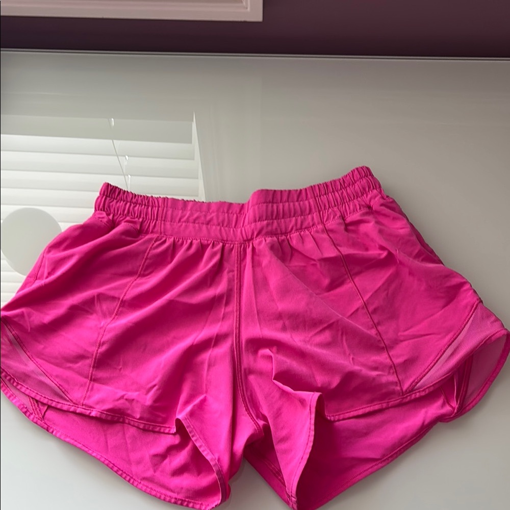 Lululemon Hotty Hot Short II *Long 4"
Pink Highlight Size 6